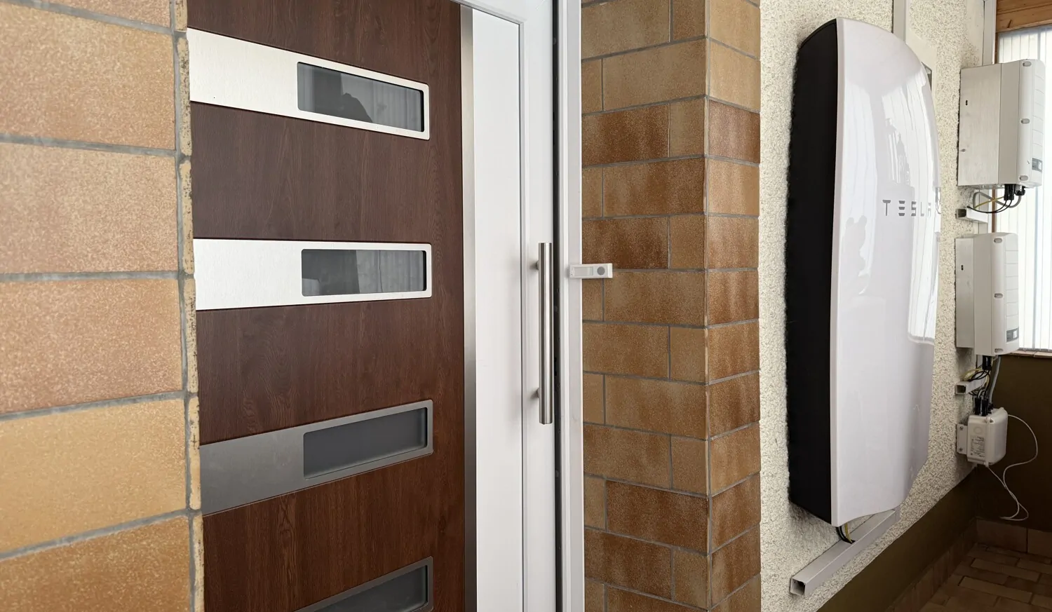 Haustür mit Wallbox