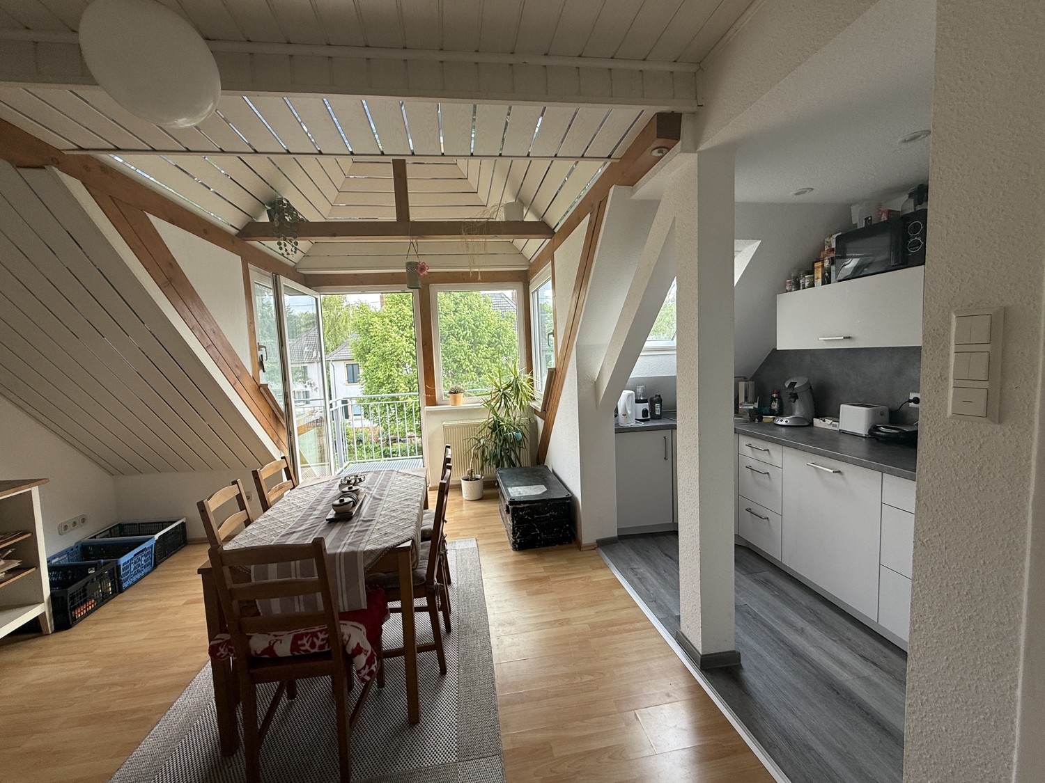 Esszimmer und Küche