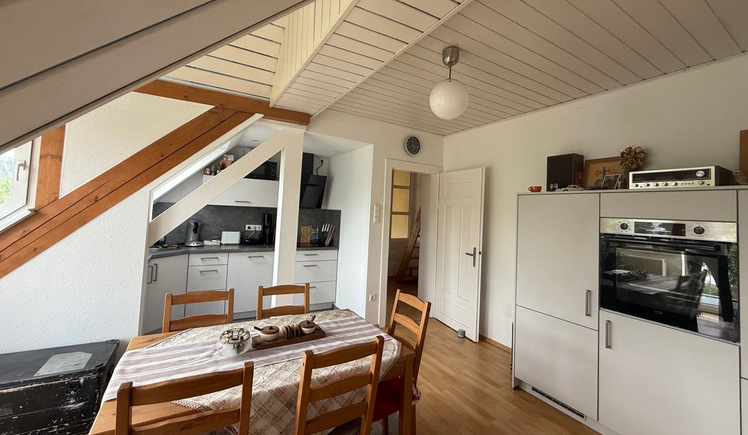 Esszimmer und Küche