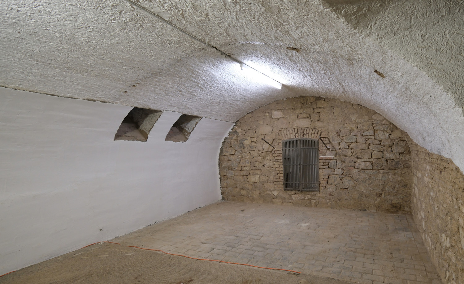 großer Kellerraum