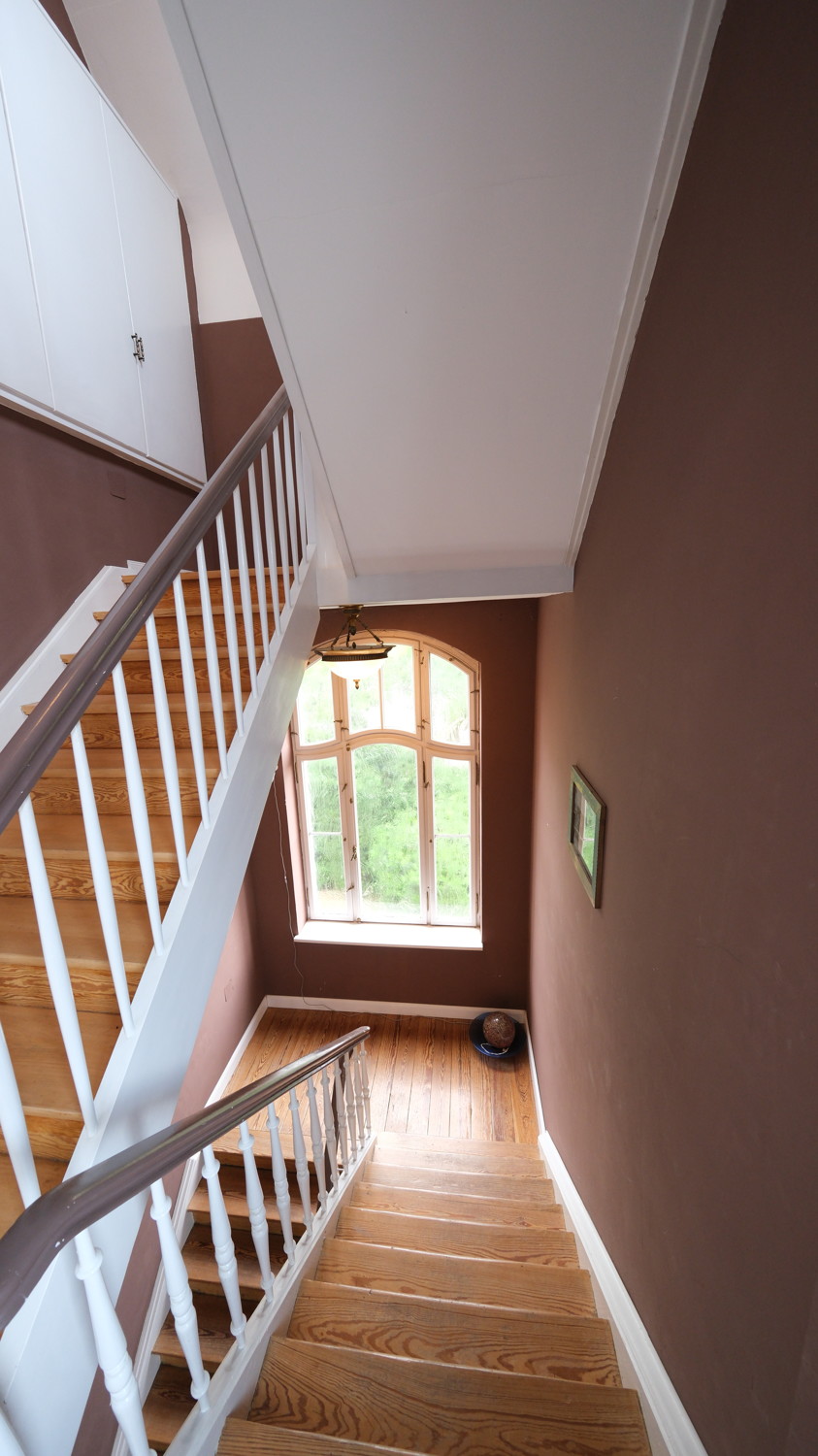 Treppenhaus mit historischem Fenster