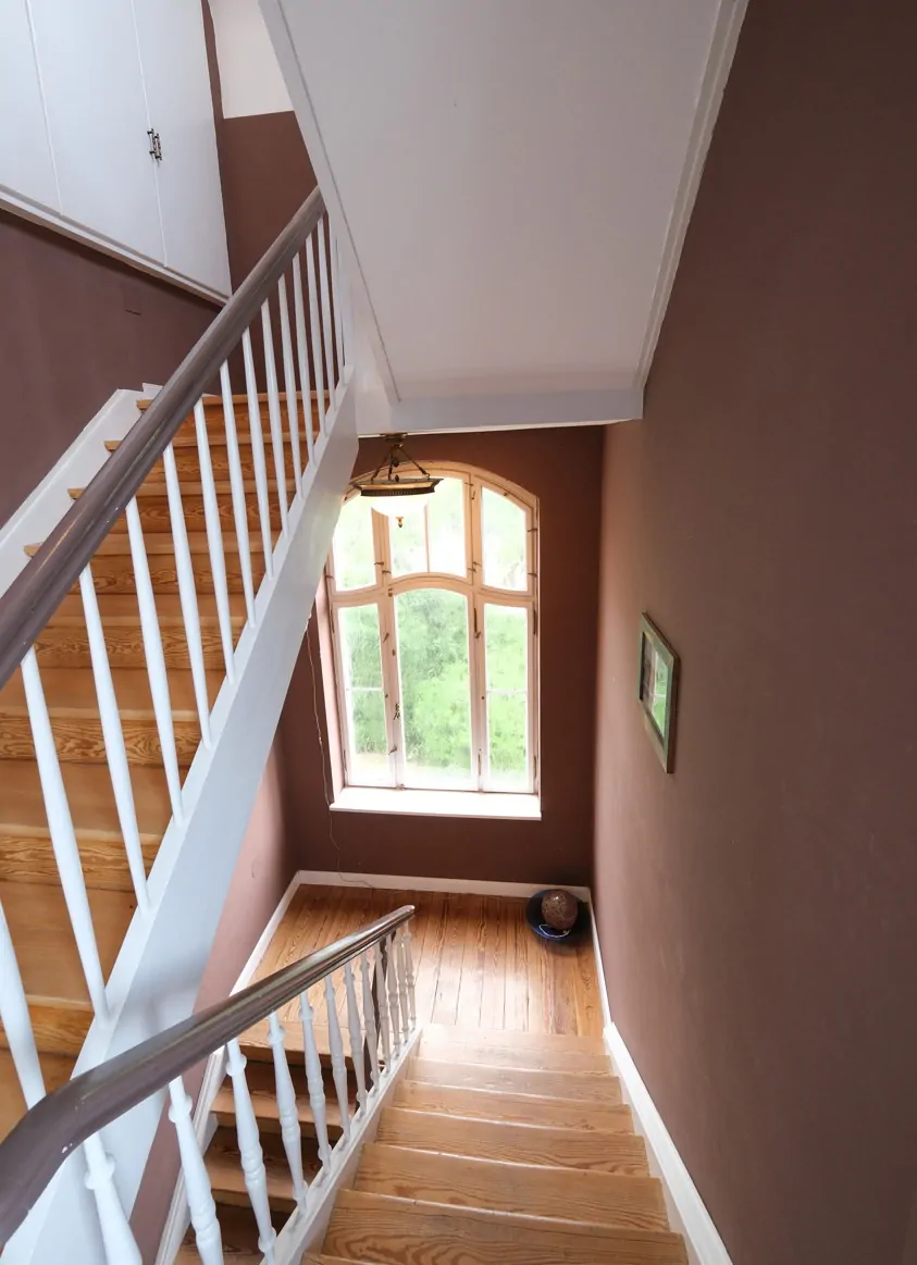 Treppenhaus mit historischem Fenster