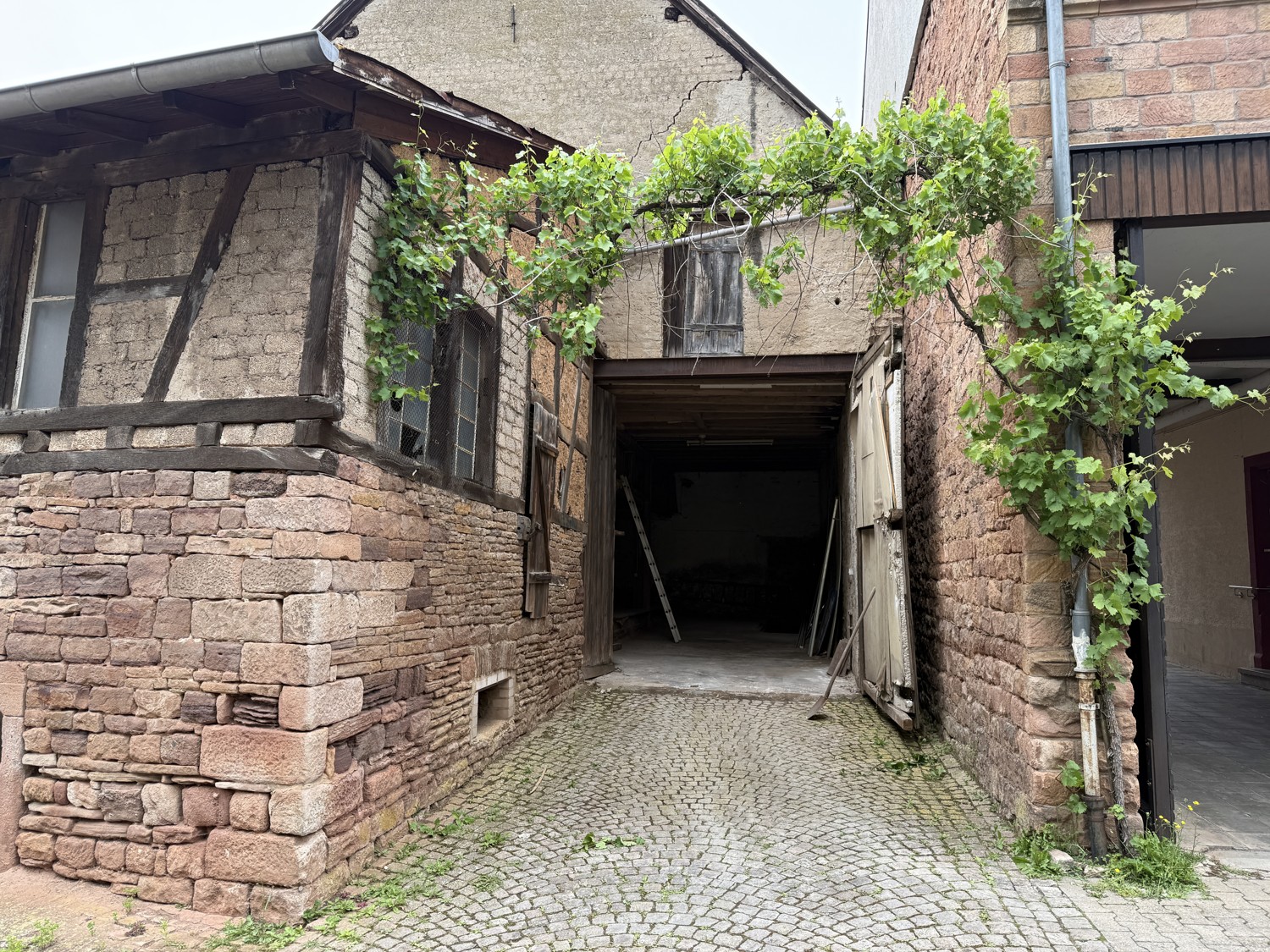 Eingang mit offenem Tor
