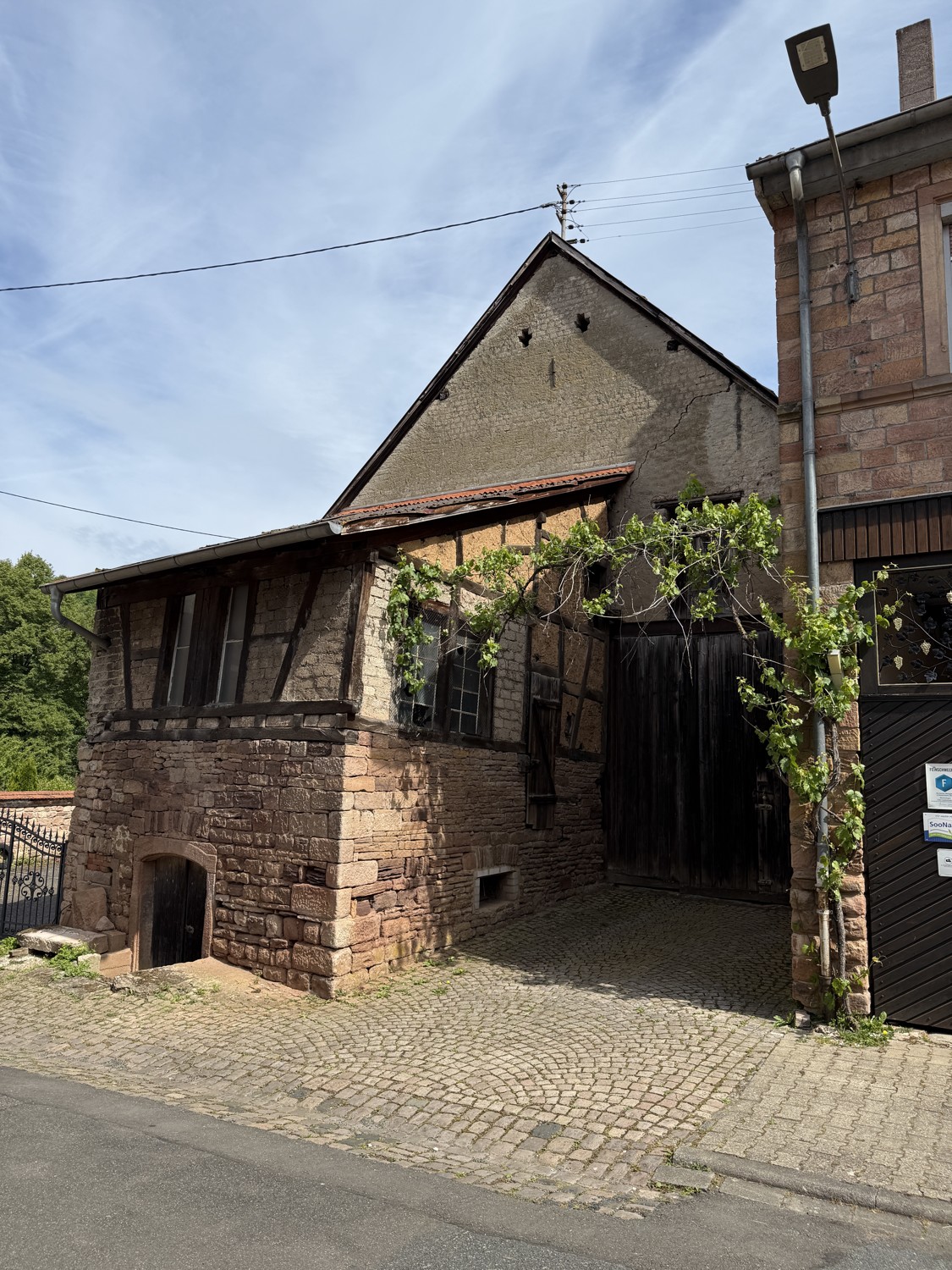Ansicht mit geschlossenem Tor