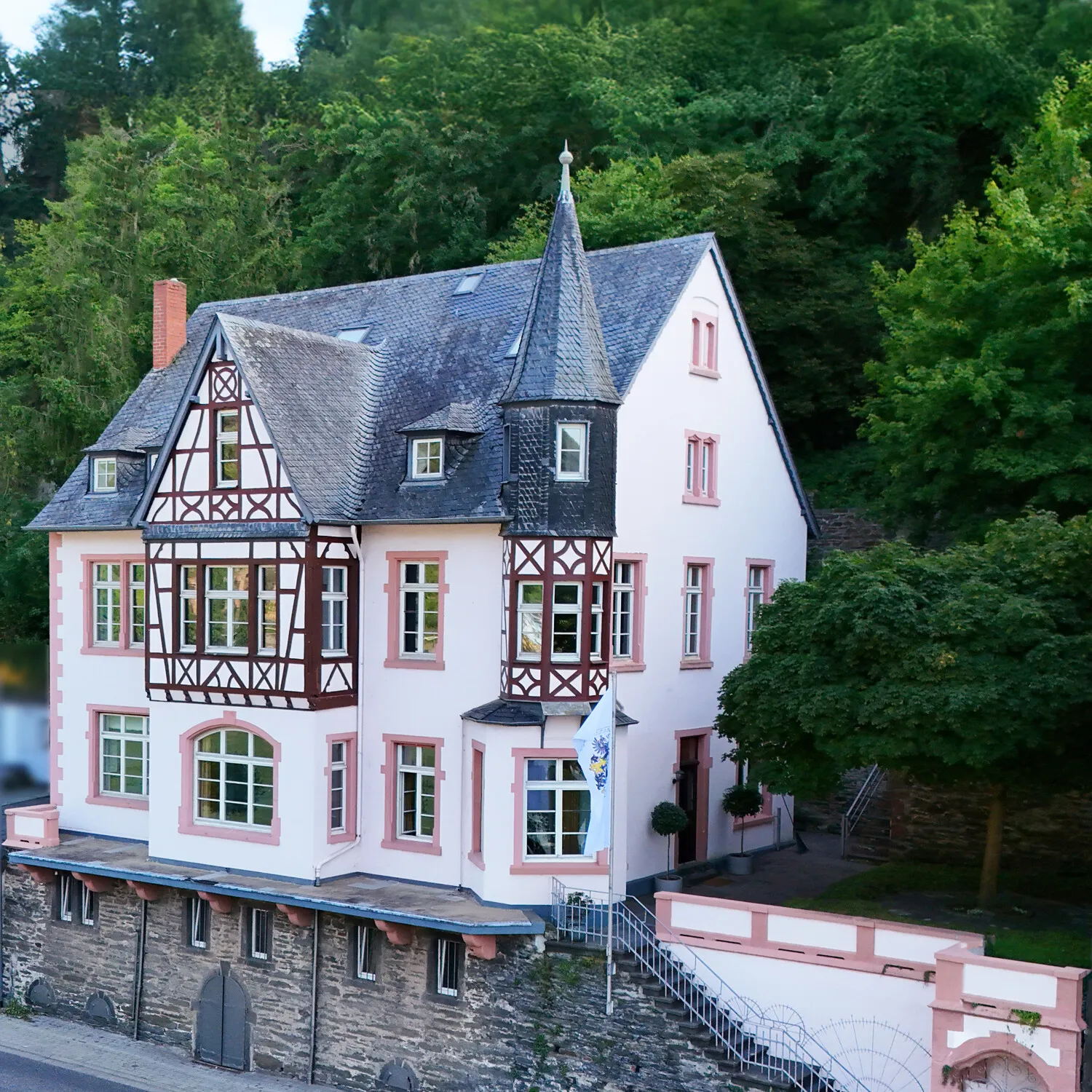 Rhine jewel in a UNESCO World Heritage Site – Exclusive villa with unparalleled amenities & Loreley view