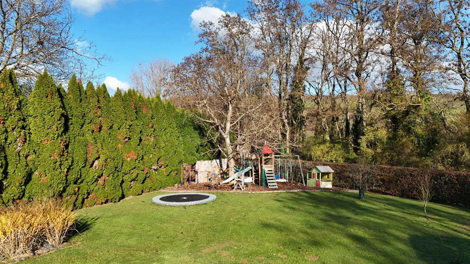 Garten mit eigenem Spielplatz