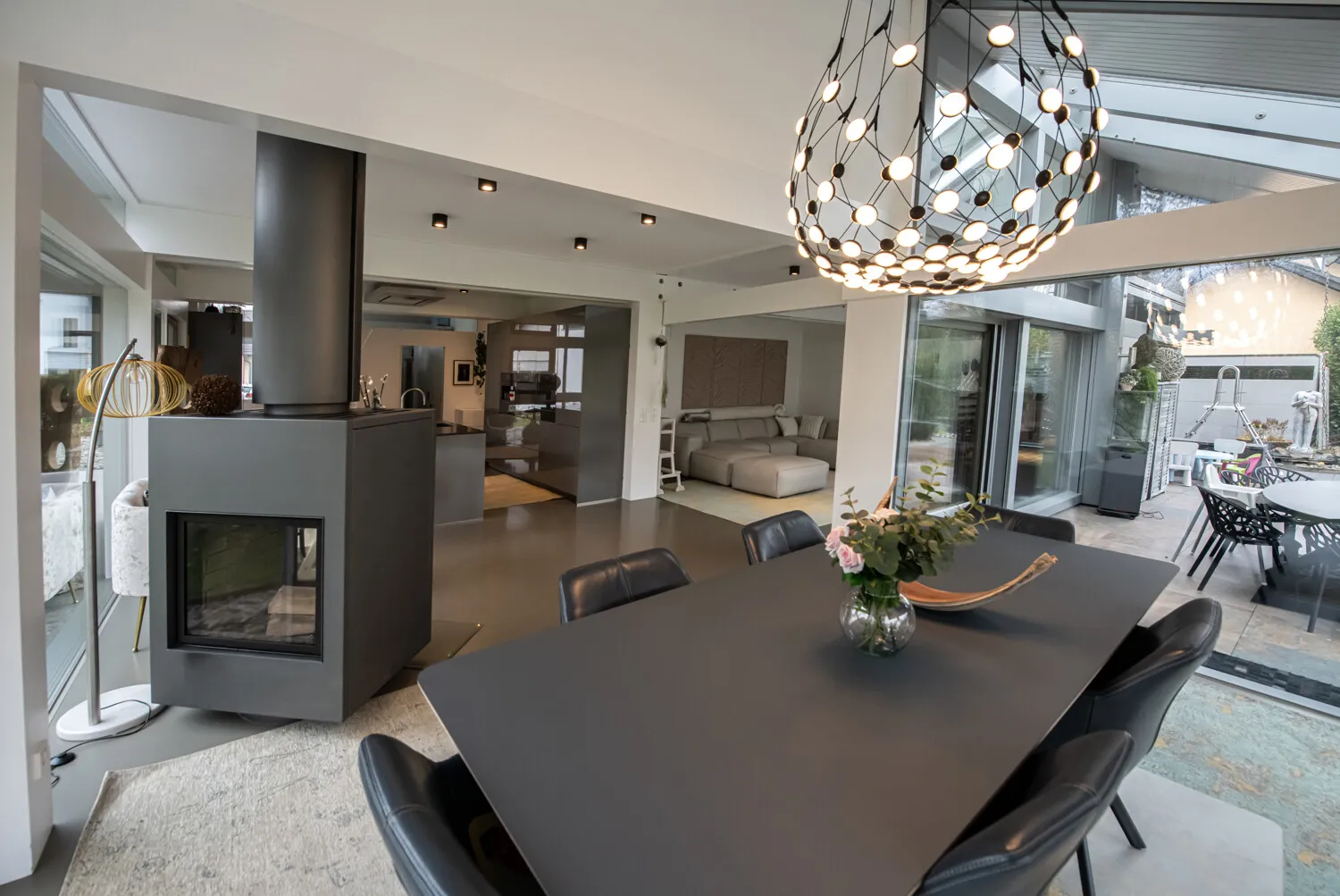 Esszimmer - Blick in Küche und Wohnzi