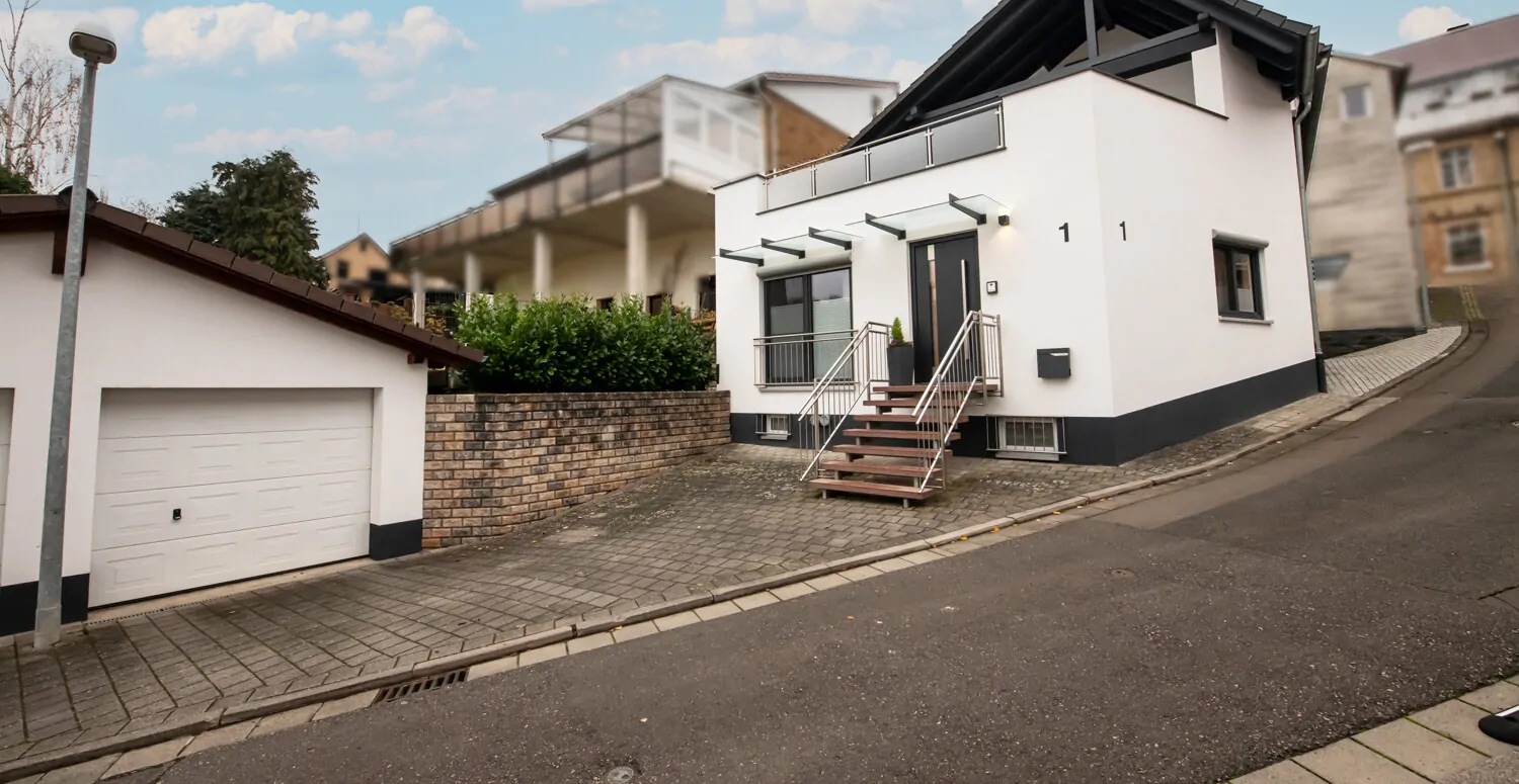 „Stilvoll modernisiertes Einfamilienhaus mit Design-Küche, Garten und Doppelgarage“