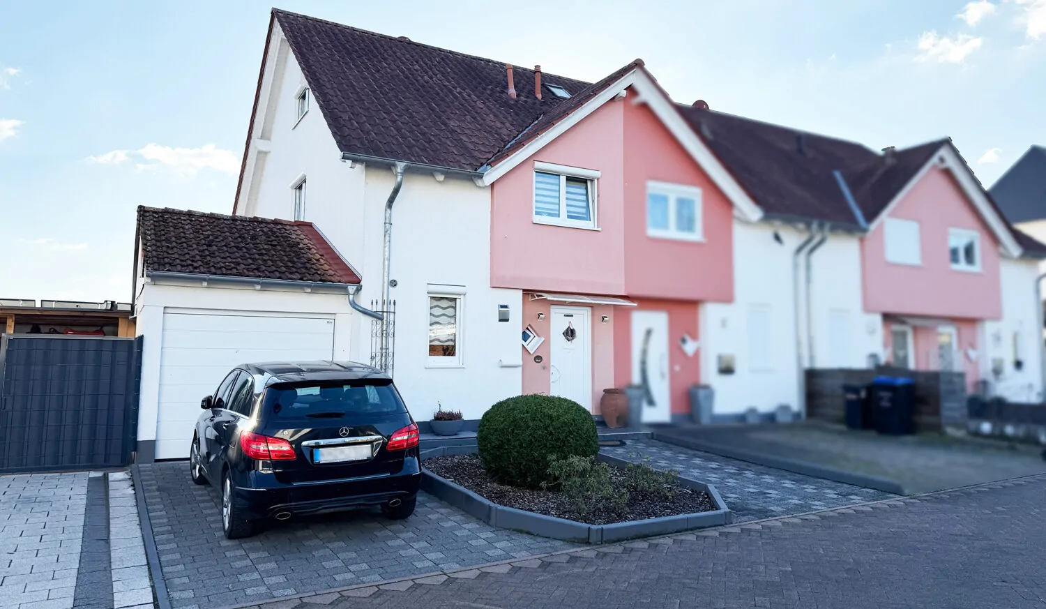Moderne Doppelhaushälfte im Split-Level mit Garten, Garage & A+-Energieeffizienz in Roxheim
