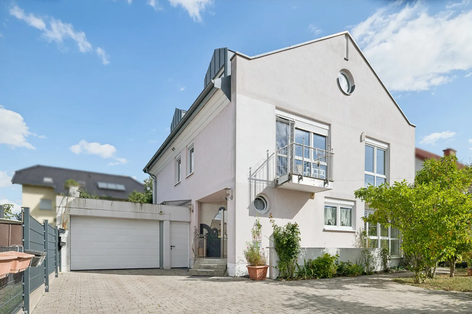 Außenansicht mit Eingangsbereich