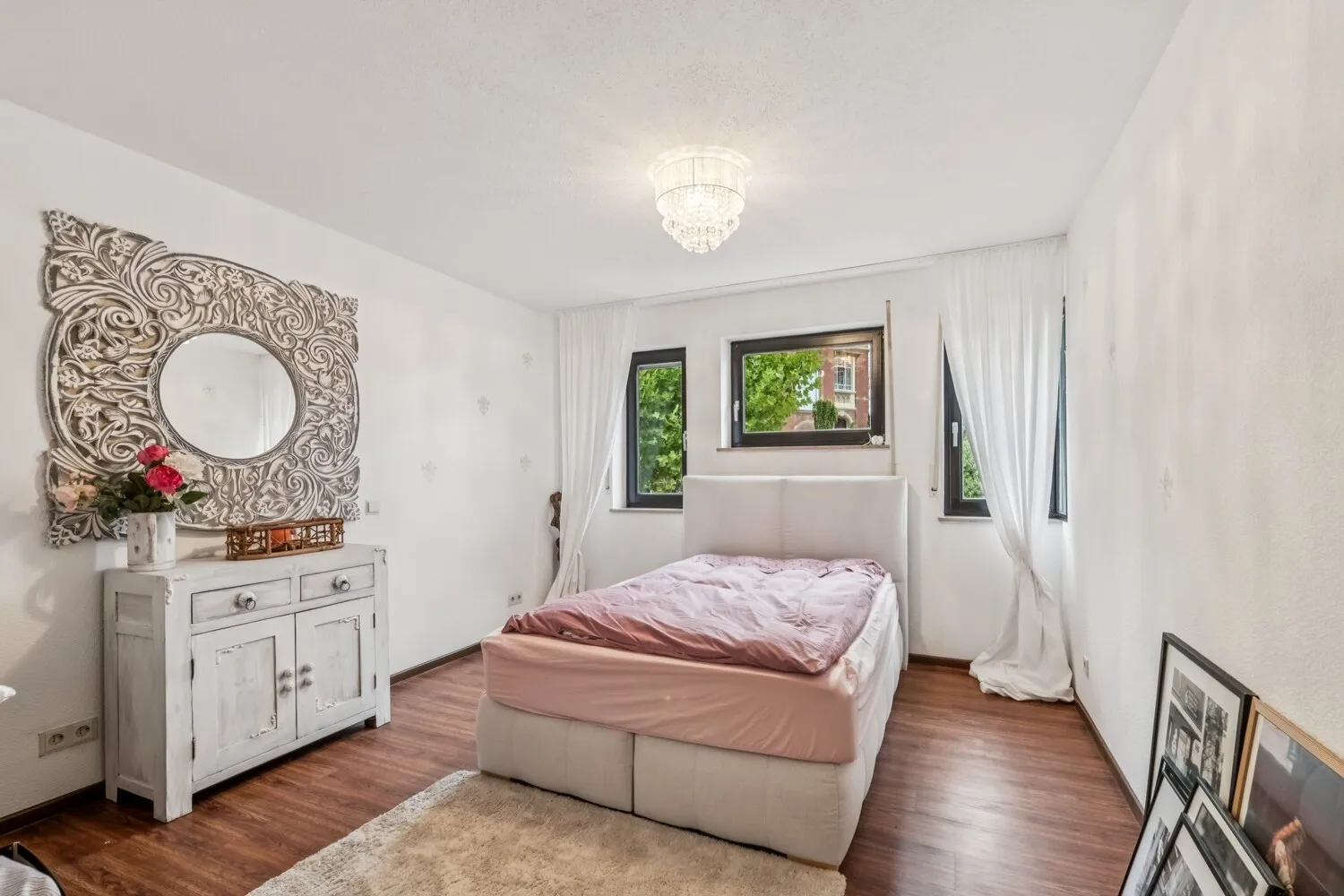 Großzügiges Schlafzimmer mit Grünblick