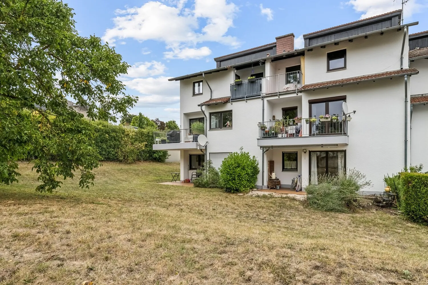Ruhige Gebäuderückseite mit Gartenbezug