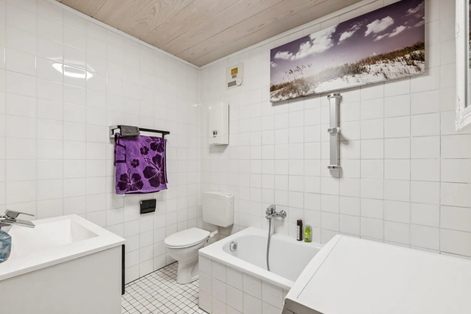 Helles Bad mit Badewanne
