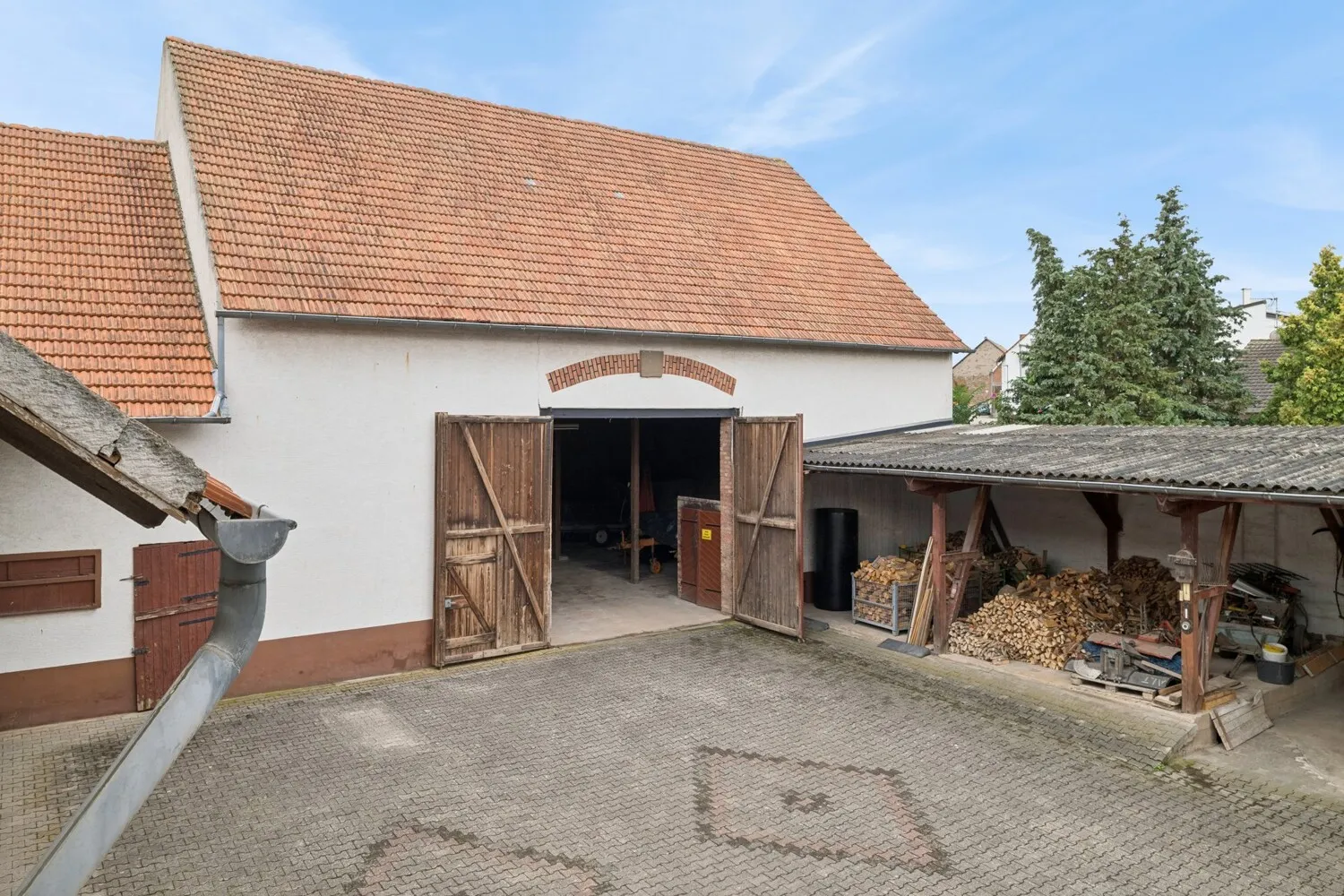Innenhof mit Scheune und Nebengebäuden