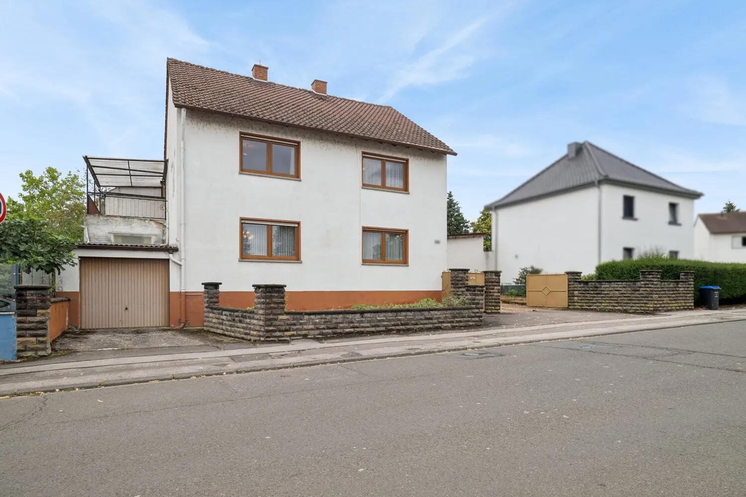 Straßenansicht des Wohnhauses
