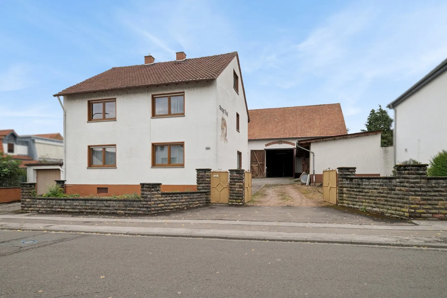 Hofanlage mit Wohnhaus, Zufahrt und Scheune
