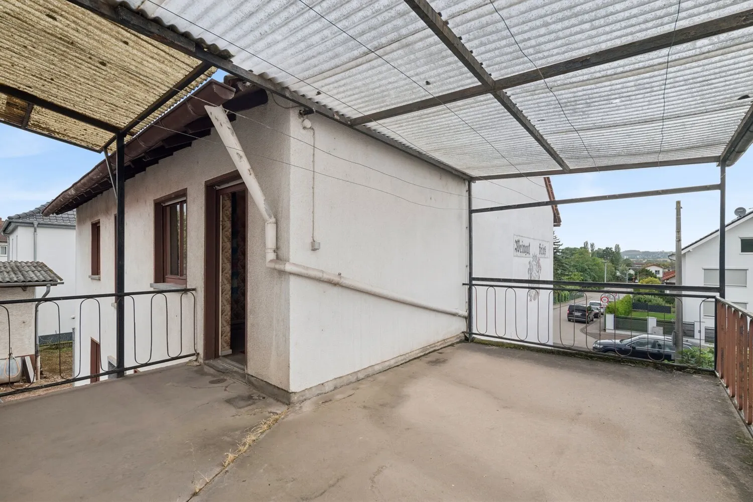 Überdachter Außenbereich am Wohnhaus