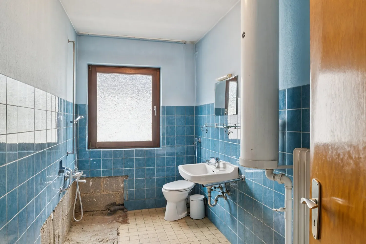Sanierungsbedürftiges Badezimmer