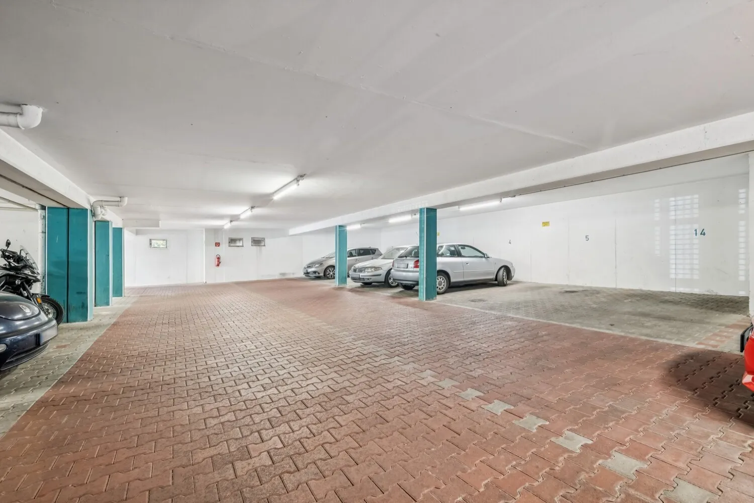 Garage und Außenstellplatz direkt am Objekt