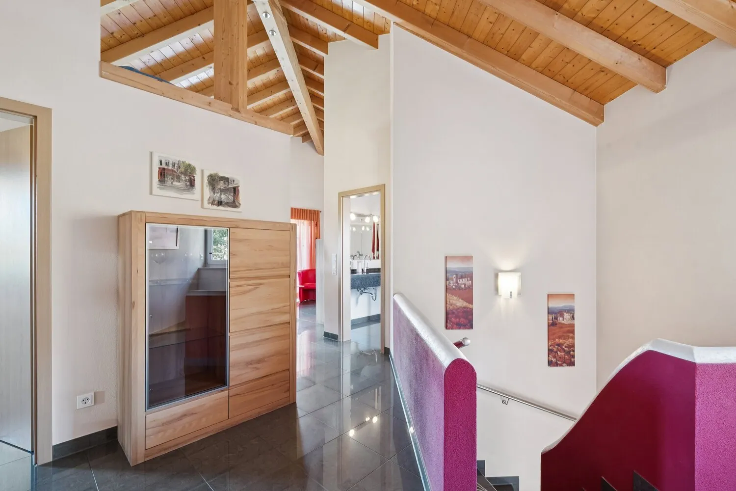 Offene Architektur mit sichtbarer Dachkonstruktion