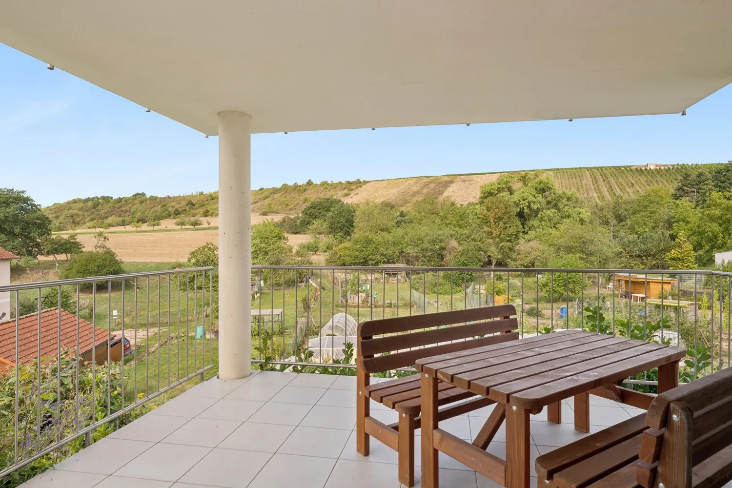 Vollständig überdachte Terrasse der Einliegerwohnung