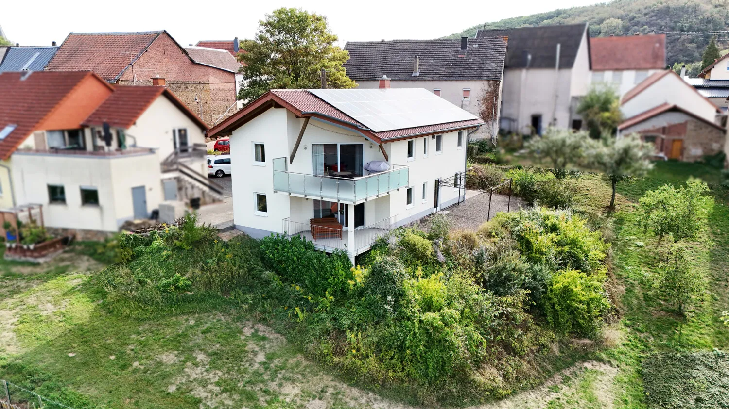 Haus und Grundstück aus der Gartenperspektive