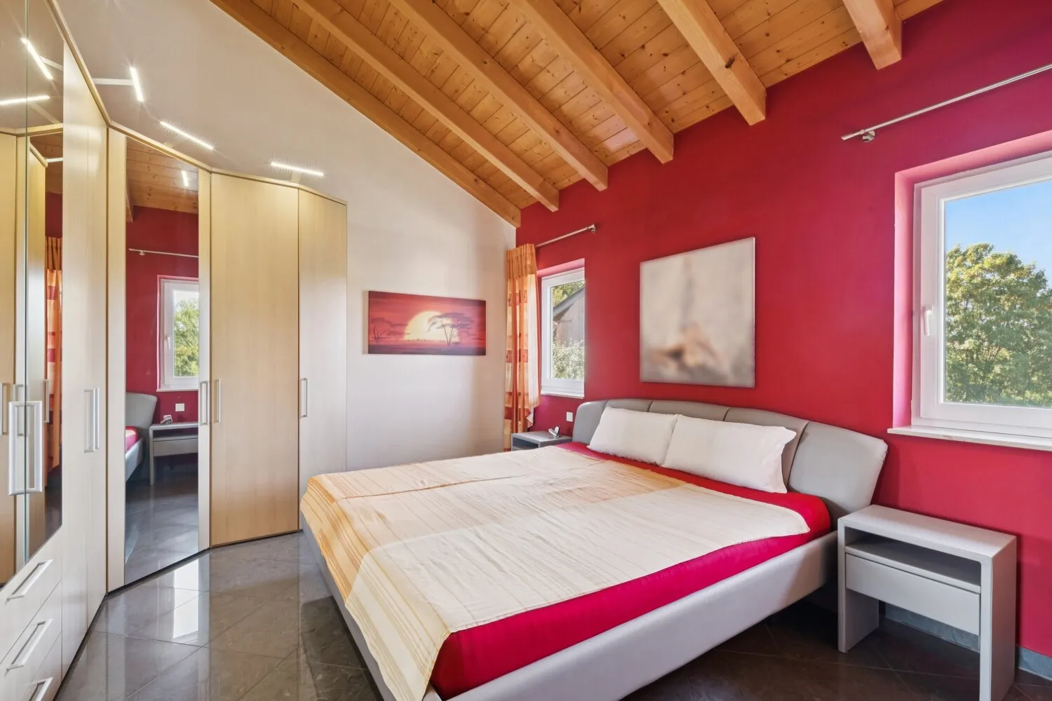 Schlafzimmer mit offenem Sichtdachstuhl