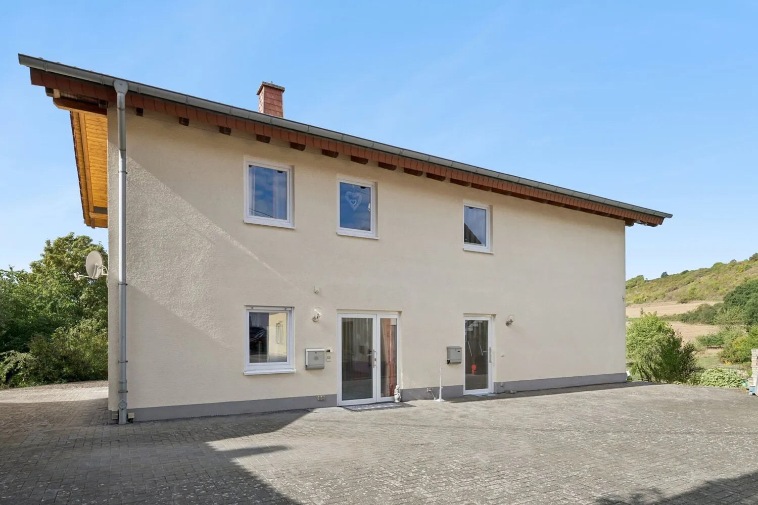 Wohnen mit Weitblick – großzügiges Zuhause mit Einliegerwohnung und offenem Sichtdachstuhl