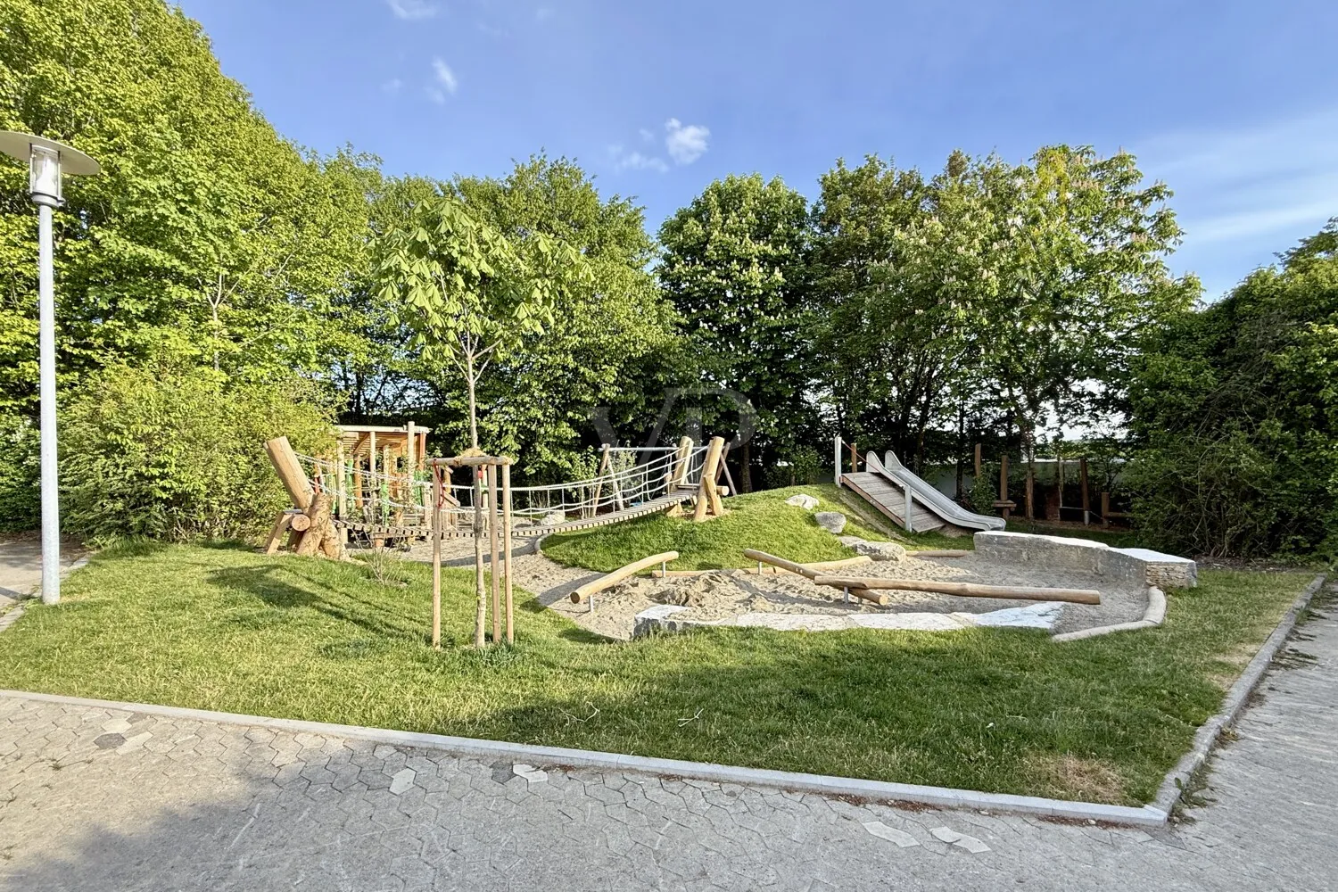 öffentlicher Spielplatz in der Nachbarschaft