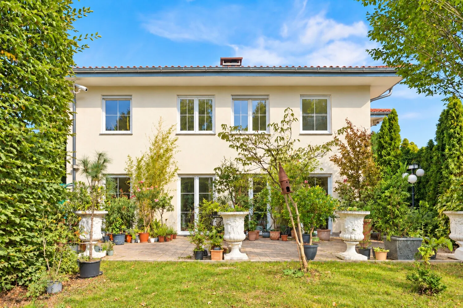 Mediterrane Villa auf parkähnlichem Grundstück