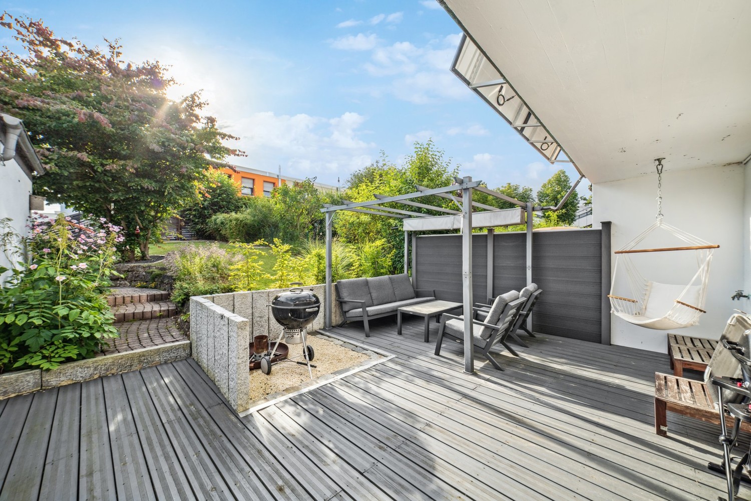 Terrasse mit Gartenblick