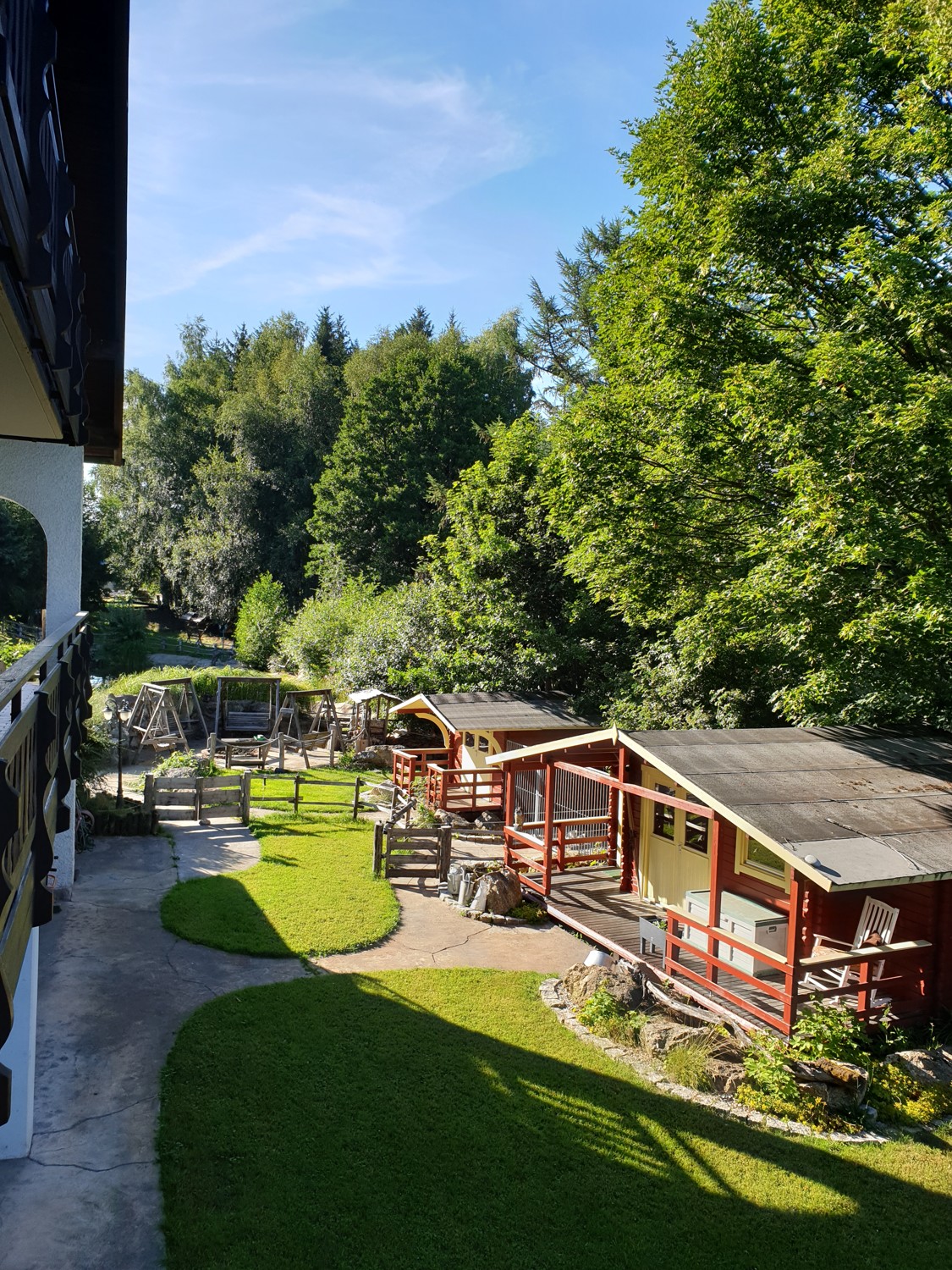 Gartenansicht Sommer Geräteschuppen