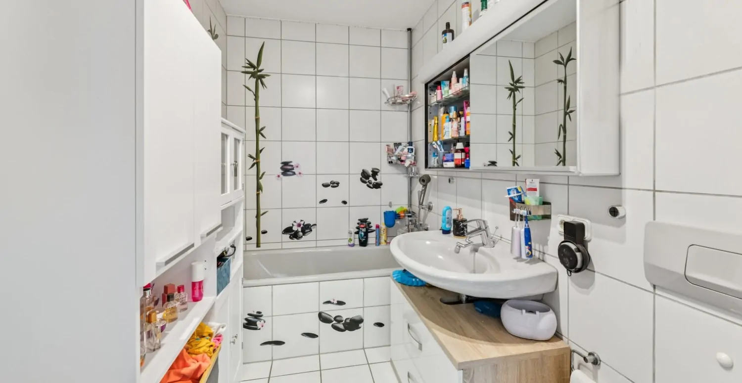 Bad mit Dusche und Badewanne