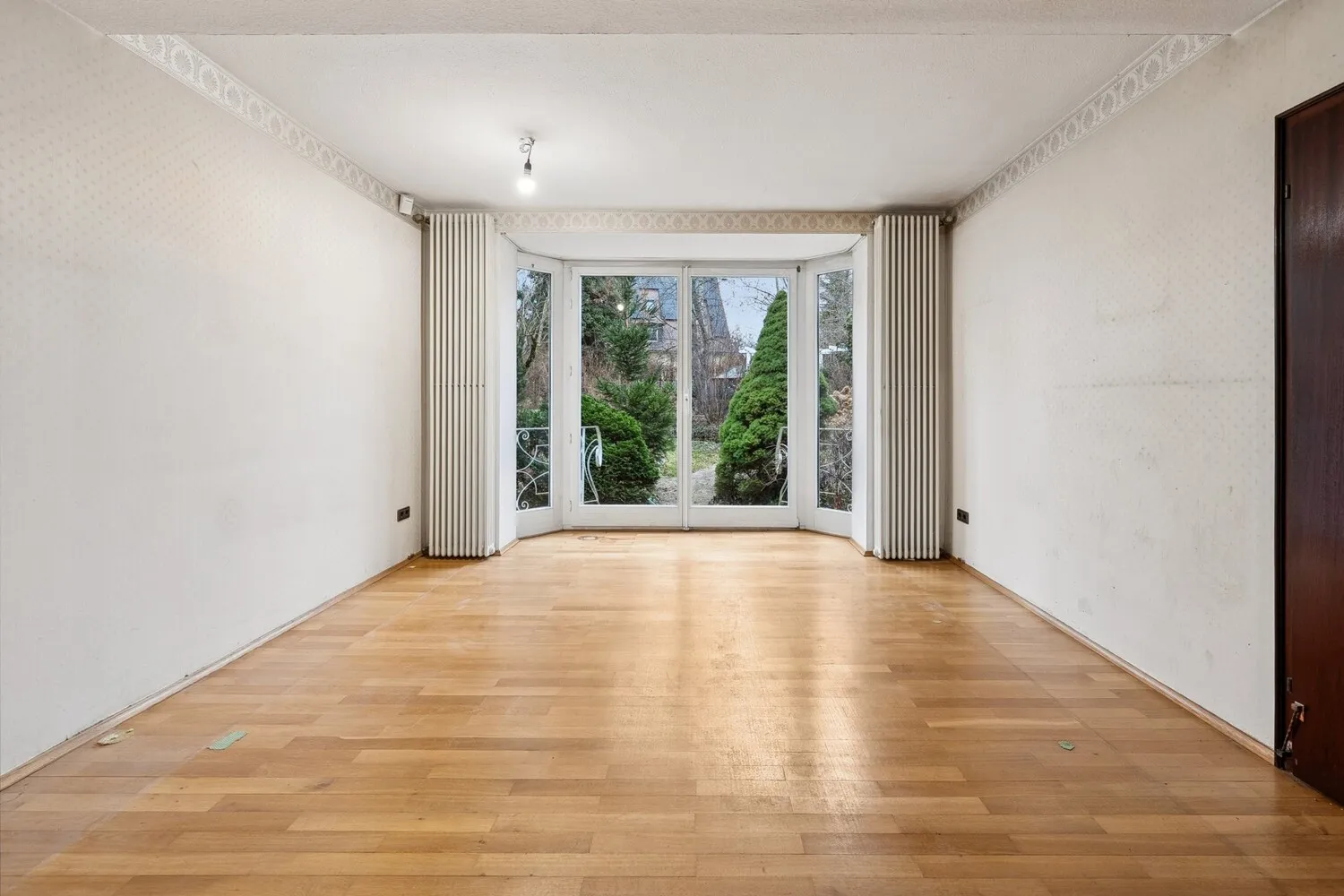 Durchgangszimmer mit Gartenzugang