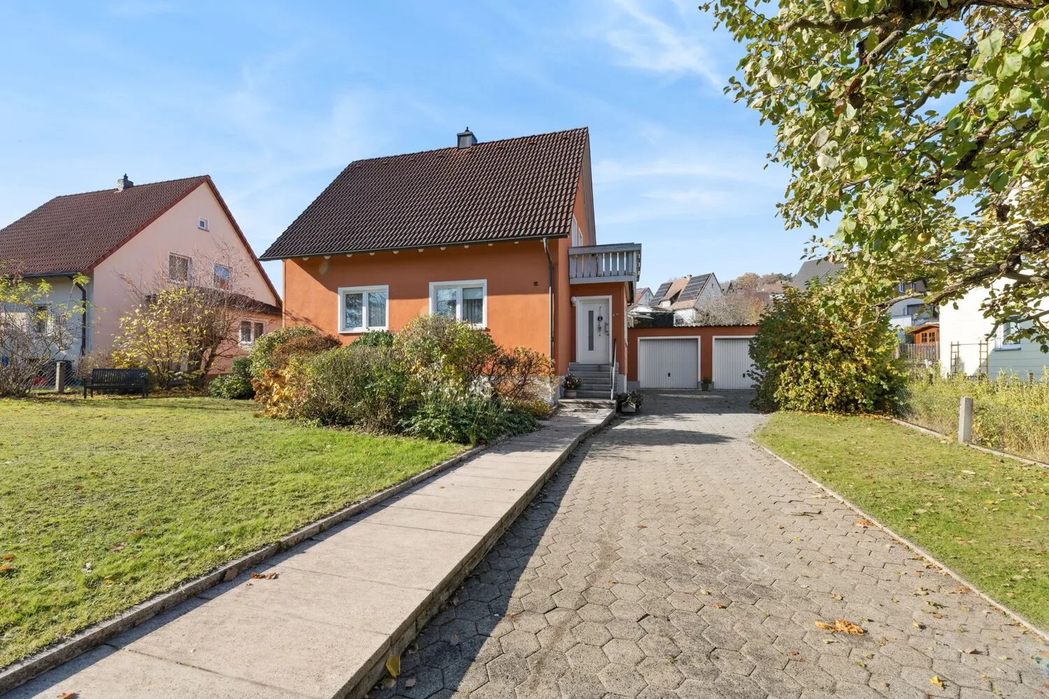 Einfahrt und Stellplätze