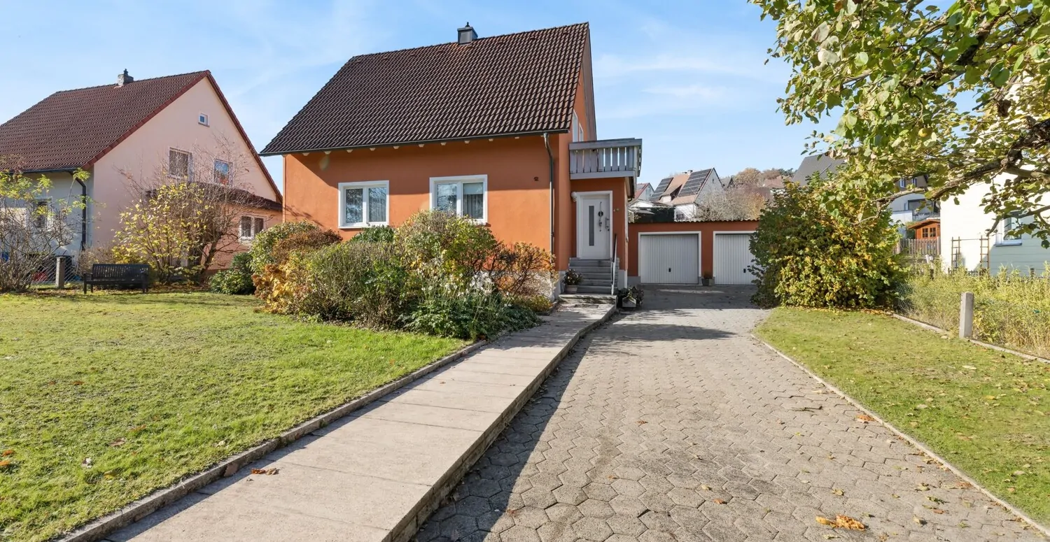 Einfahrt und Stellplätze