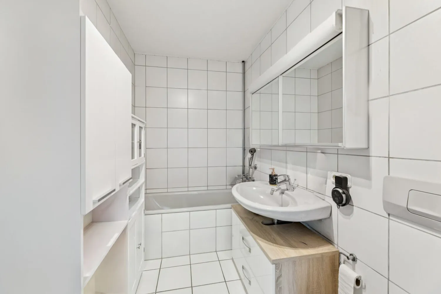 Bad mit Dusche und Wanne