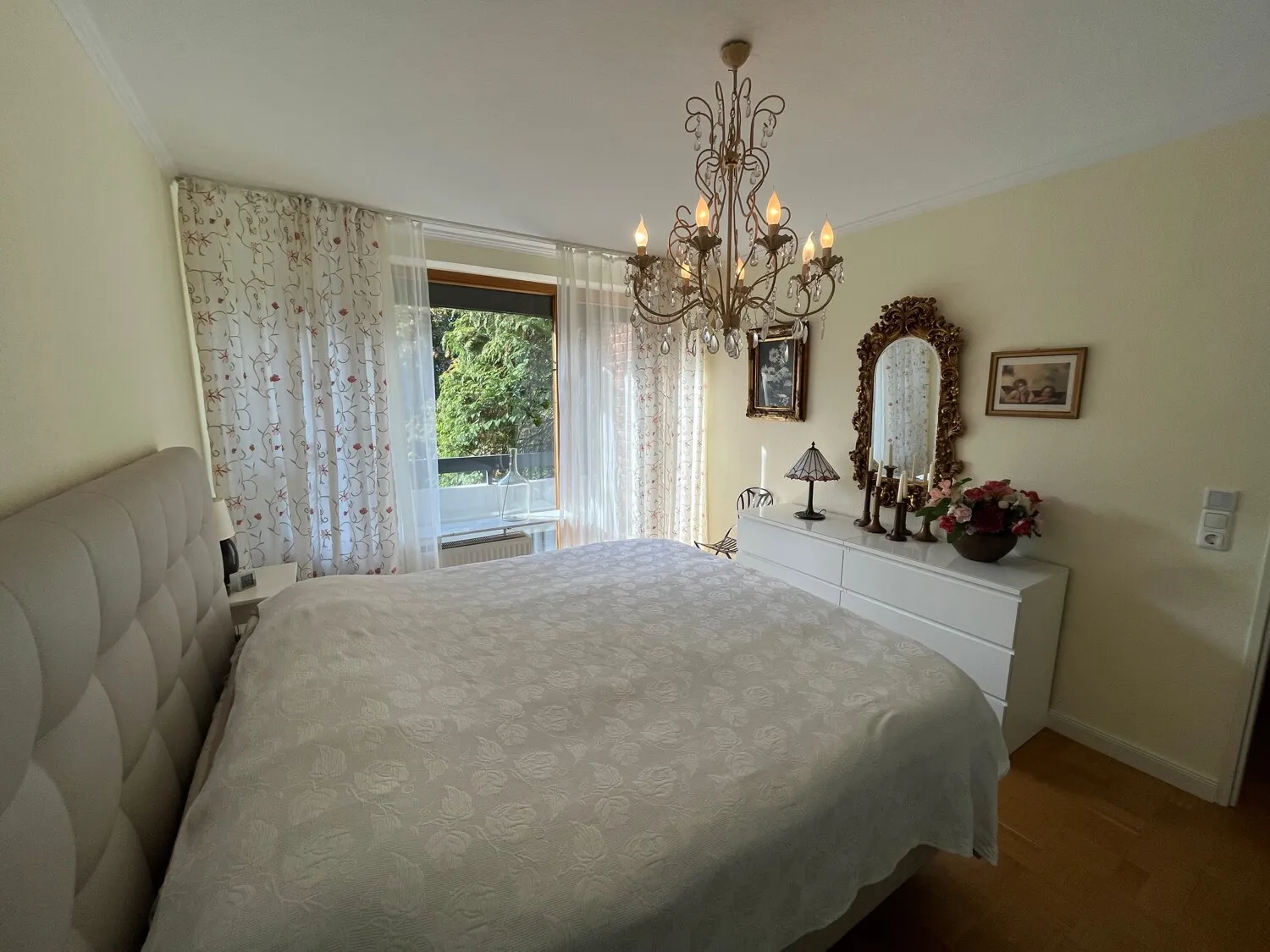 Schlafzimmer mit Balkon