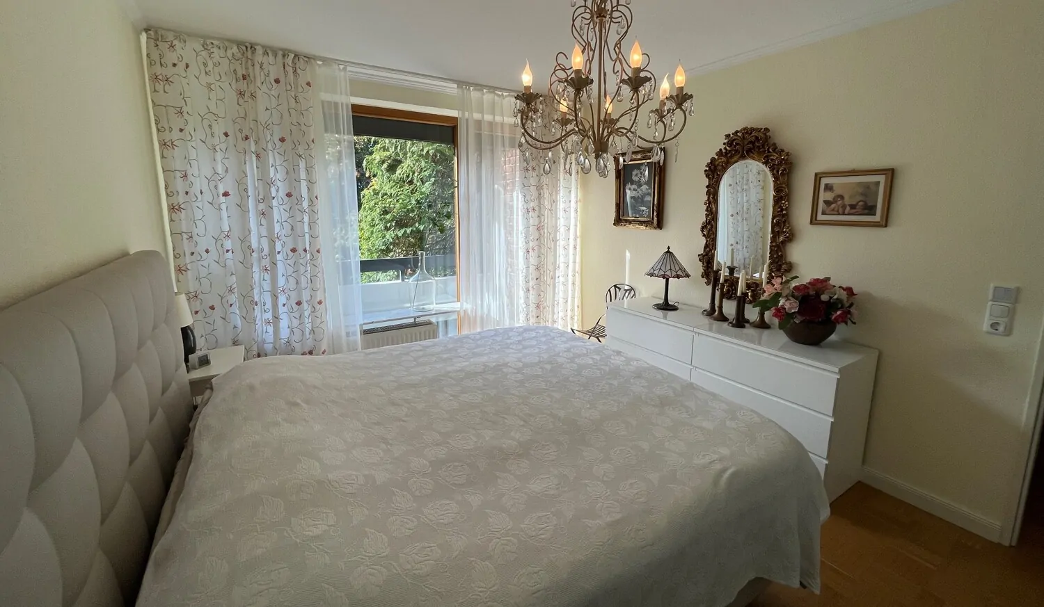 Schlafzimmer mit Balkon