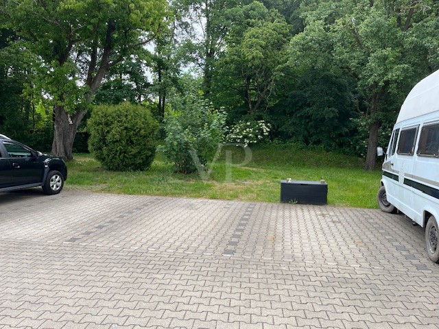 PKW Stellplatz mit Ladestrom