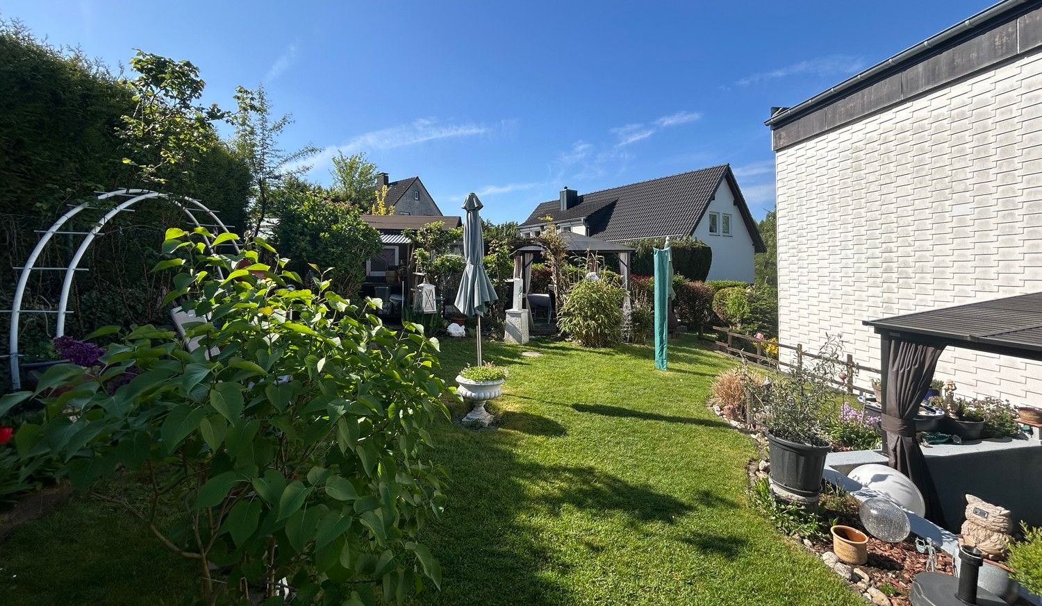 Preisvorteil durch Erbpacht: Zweifamilienhaus sehr ruhig im grünen und zentrumnah gelegen!