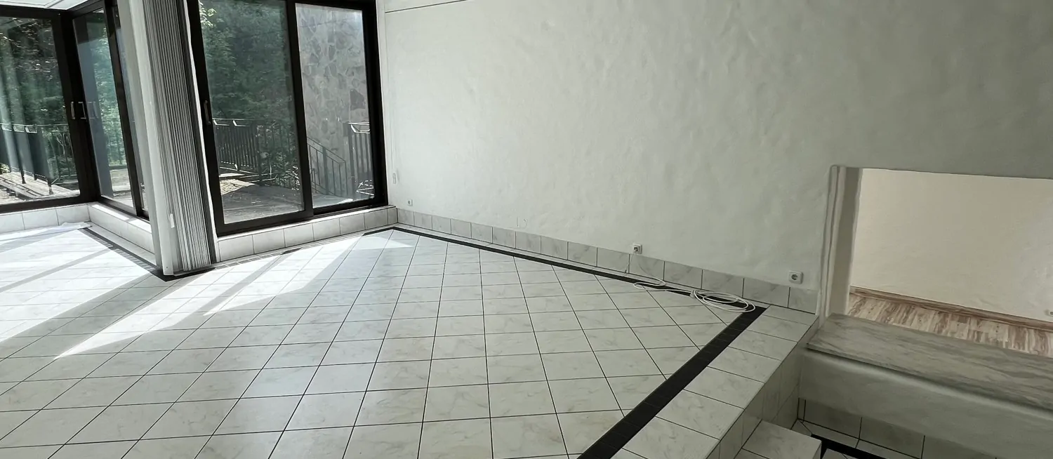 Wohnhalle mir Blick zu den Terrassen