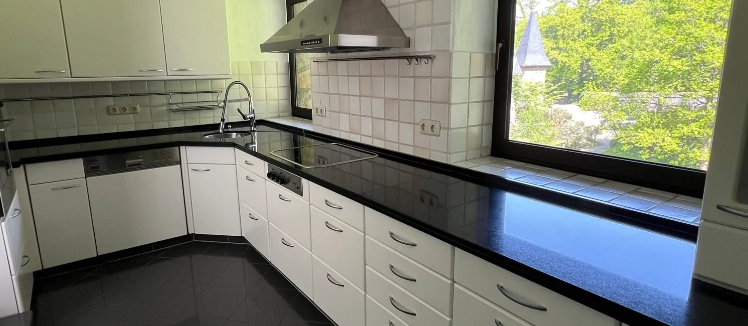 Küche mit Blick in den Park