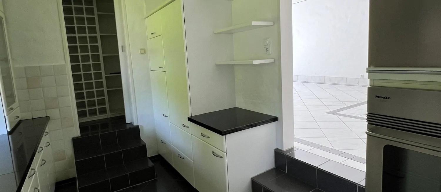 Küche mit Vorratsraum