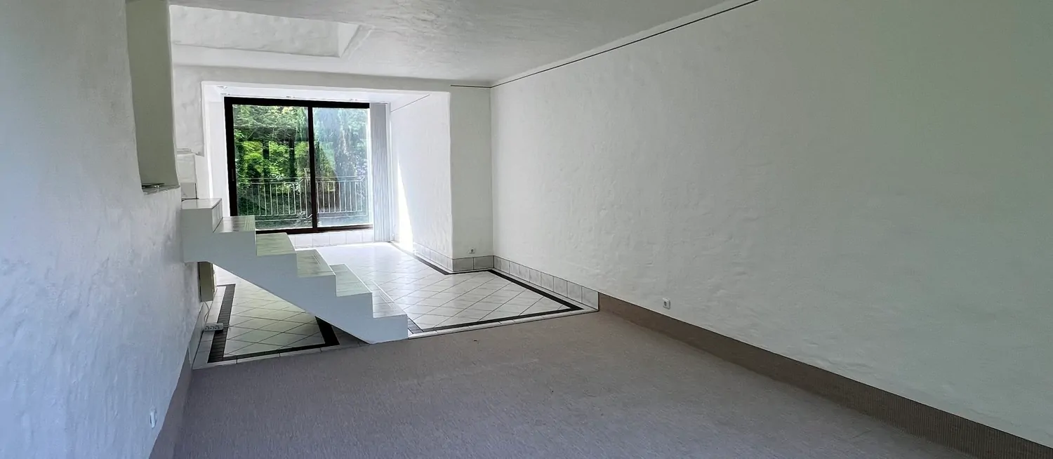 Essbereich mit Blick zum Übergang Wohnbereich