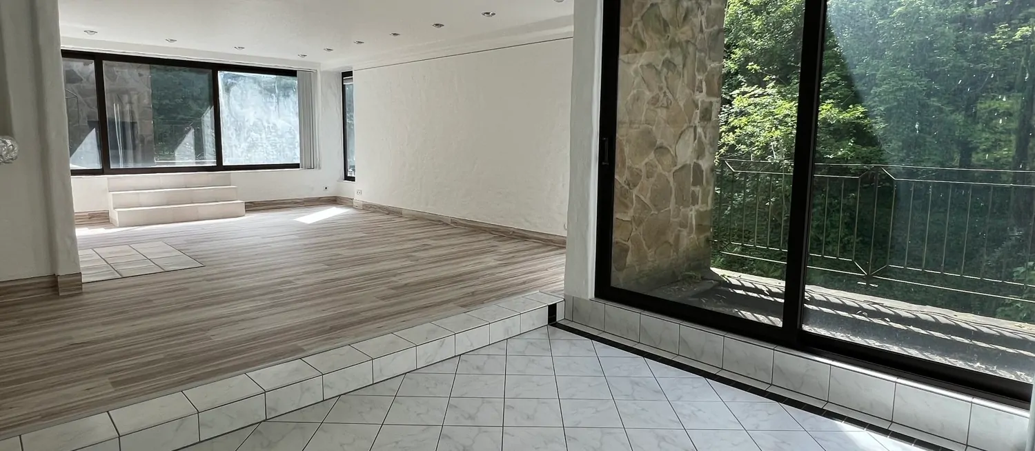 Wohnzimmer mit seitlich Loggia