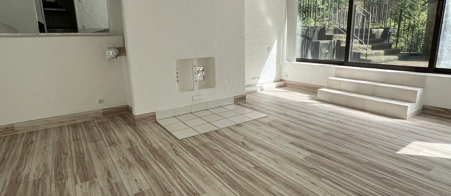 Kaminanschluss im Wohnzimmer mit Austritt auf die Terrasse