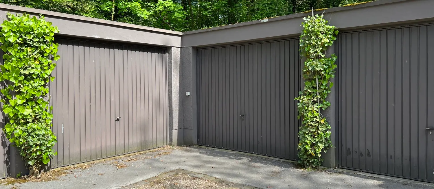 2 Garagen mit elektr. Tor