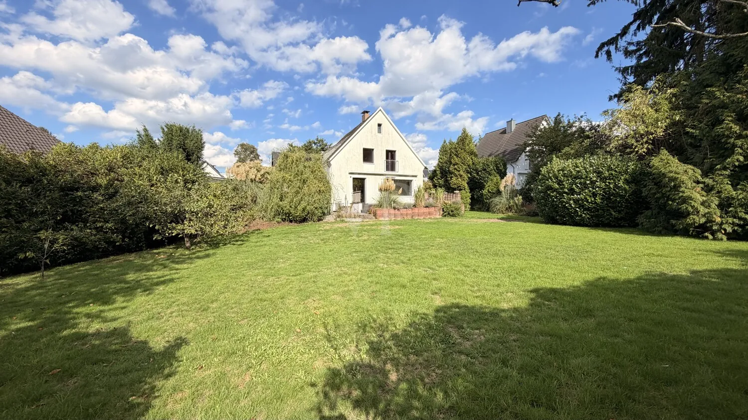 Ein Zuhause mit Perspektive: Freistehendes Familienhaus mit großem Grundstück und Zukunftspotenzial