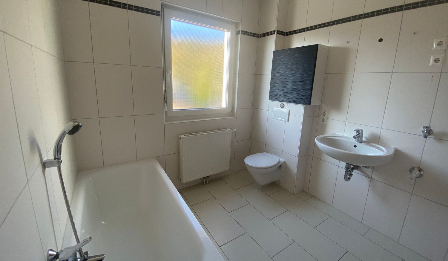 Badezimmer mit Badewanne und Dusche